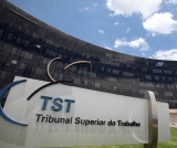 Ricardo Eletro vai indenizar vendedora obrigada a usar uniforme com logomarcas de fornecedores