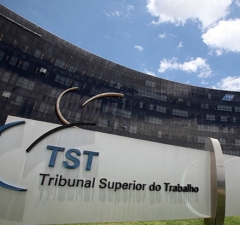 Ricardo Eletro vai indenizar vendedora obrigada a usar uniforme com logomarcas de fornecedores