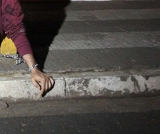 Protesto: pai se acorrenta no fórum para pedir tratamento de saúde à filha