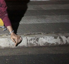 Protesto: pai se acorrenta no fórum para pedir tratamento de saúde à filha