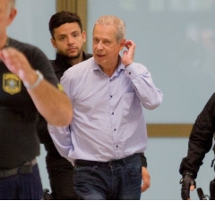 Zé Dirceu está com tornozeleira e sem passaporte