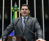 "Davi" derrota "Golias" e é o novo presidente do Senado