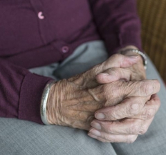 Idosa consegue cessar empréstimo contraído por jovem namorado