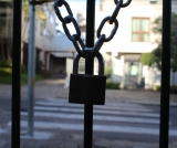 Auxiliar de limpeza deve receber indenização de supermercado porque ficava trancada na loja