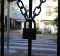 Auxiliar de limpeza deve receber indenização de supermercado porque ficava trancada na loja