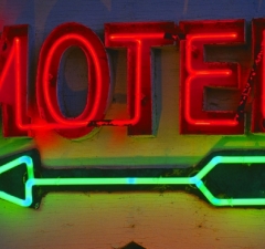 Motel indenizará casal após constrangê-lo em busca do pagamento das despesas da noite