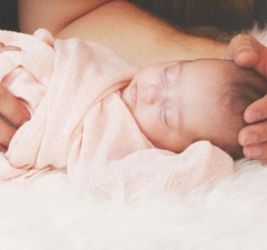 Maternidade é condenada por troca de bebês