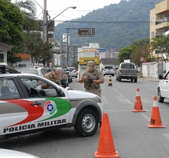Seguro não serve para cobrir acidente em que motorista tenta fugir de blitz policial
